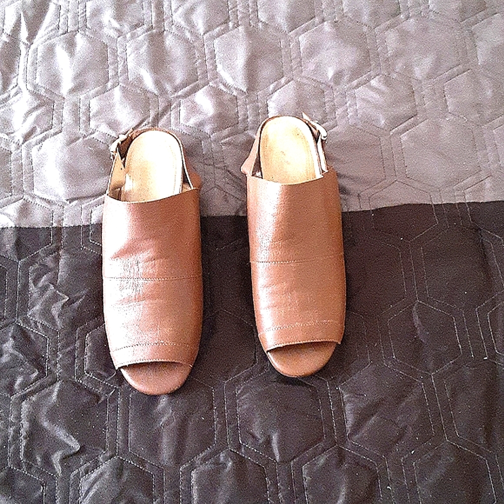 ALEX MARIE TAN SANDALS  SIZE:  91/2 M
